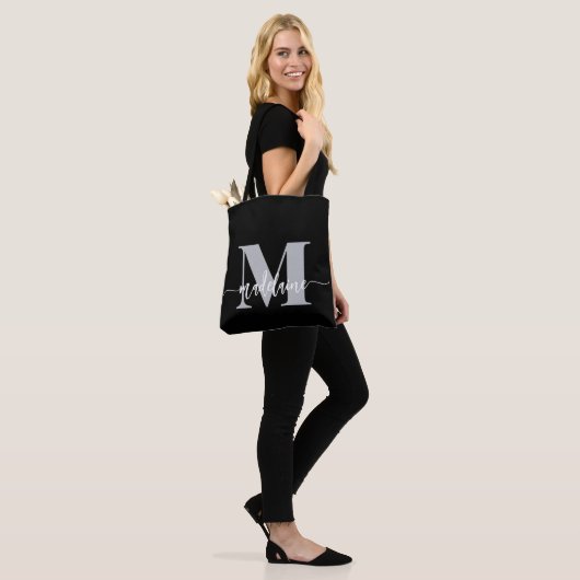 Monogram Elegant Zwart Wit Tote Bag (Op model)