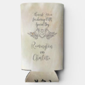 Monogram Elegante Moeder-van-Parel Perzik Bruiloft Seltzer Blikjeskoeler (Achterkant)