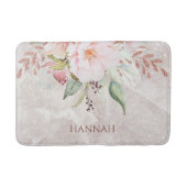 Monogram Elegante Roze Roos en Pioen Bloemen Badmat (Voorkant)