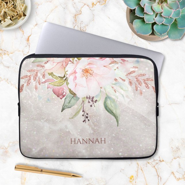Monogram Elegante Roze Roos en Pioen Bloemen Laptop Sleeve (In situ)
