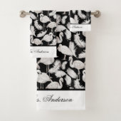 Monogram Elegante Script Zwarte Witte Zwanenveren Bad Handdoek (Insitu)
