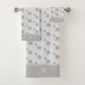 Monogram en bloemen op Silver Grey Bad Handdoek (Insitu)