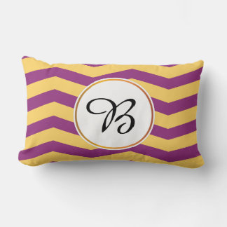 monogram en chevron gepatterd kussen