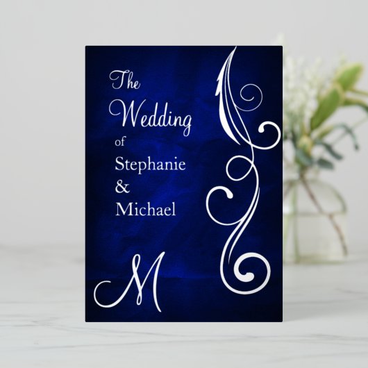 Monogram en draai op Blue Silver Wedding Folie Uitnodiging (Staand Voorkant)