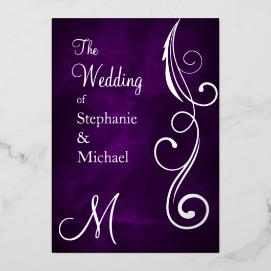 Monogram en draai op Paarse zilveren bruiloft Folie Uitnodiging (Voorkant)