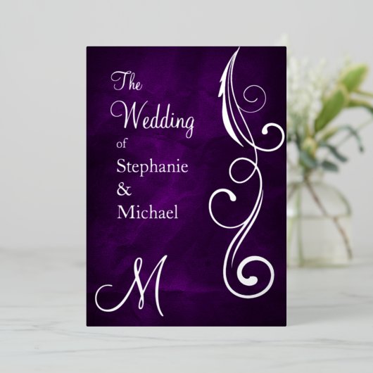 Monogram en draai op Paarse zilveren bruiloft Folie Uitnodiging (Staand Voorkant)