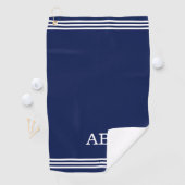 Monogram en drie strepen op een navyblauwe golfhan golfhanddoek (Insitu)