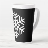 Monogram en grote witte sneeuwvlok op zwart latte mok (Rechterhoek)
