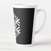 Monogram en grote witte sneeuwvlok op zwart latte mok (Rechts)