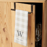 Monogram en jaar van de huishouding theedoek<br><div class="desc">Op-trend boerenstijl monogrammed keukenhanddoeken kenmerkt uw enig initiaal monogram en jaar dat in klassiek schrijven op een toon-buffelvlek achtergrond in de kokerneutrale kleuren wordt gevestigd.</div>