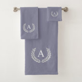 Monogram en Laurel op Roman Silver Grey Bad Handdoek (Insitu)
