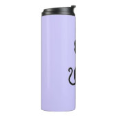 Monogram en leuke zwarte kat op licht periwinkle thermosbeker (Gedraaid links)