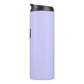 Monogram en leuke zwarte kat op licht periwinkle thermosbeker (Geroteerd rechts)