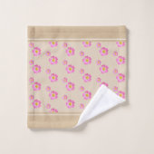 Monogram en mooie roze bloemen op licht beige bad handdoek (Wasdoekje)