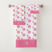 Monogram en mooie roze bloemen op wit bad handdoek (Insitu)