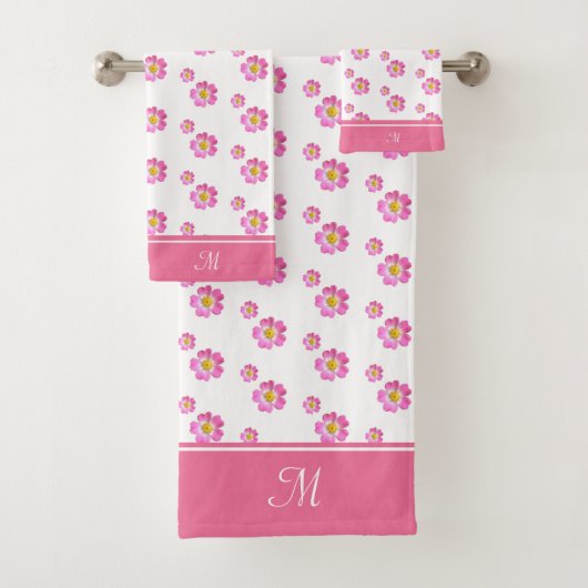Monogram en mooie roze bloemen op wit bad handdoek (Insitu)