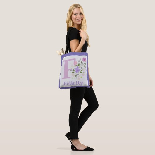 Monogram en naam Felicity met Flowers Tote Bag (Op model)