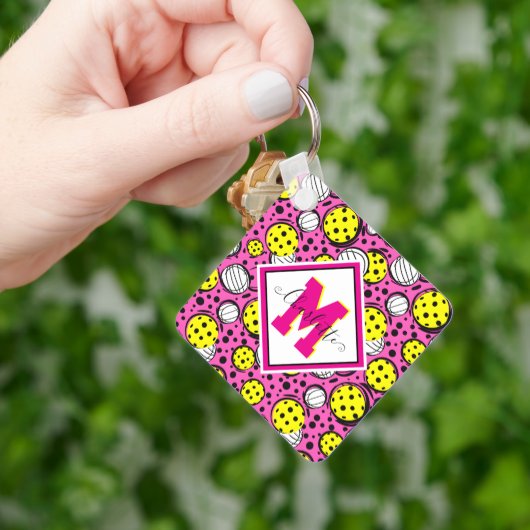 Monogram en naam gele pickleballs op roze sleutelhanger (Hand)
