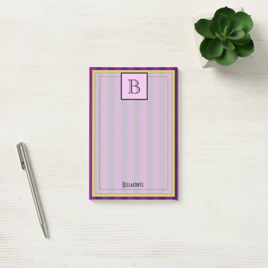 Monogram en naam op paarse streepjespatroon post-it® notes (Kantoor)