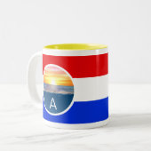 Monogram en oceaanzonsopgang met strepen tweekleurige koffiemok (Voorkant links)