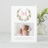 Monogram en Roze Roses Wreatfoto geboorte Aankondiging (Staand voorkant)
