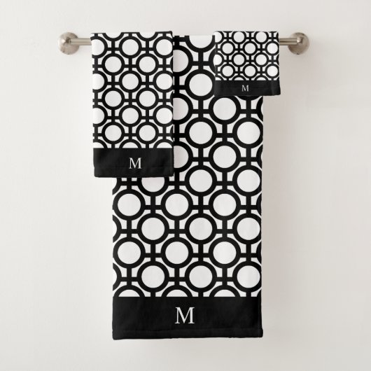 Monogram en zwarte abstracte cirkels op wit bad handdoek (Insitu)