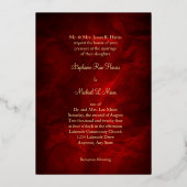 Monogram en zwijn op het Rode Weddenschap Gold Folie Uitnodiging (Achterkant)