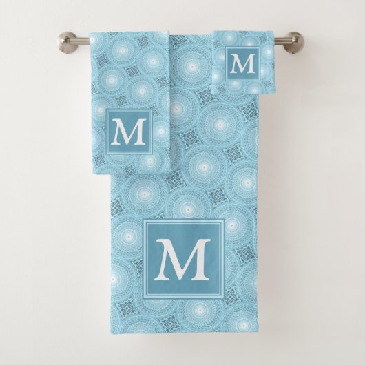 Monogram engel blauw cirkelpatroon bad handdoek (Insitu)