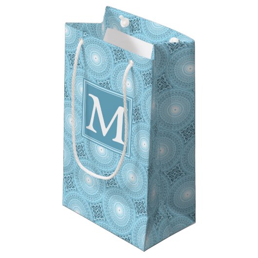 Monogram engel blauw cirkelpatroon klein cadeauzakje (Voorkant Gekanteld)