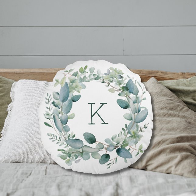 Monogram Eucalyptus Groene Bladeren Bruiloft Rond Kussen (Monogrammed Eucalyptus Greenery Round Bedroom or Sofa Pillow.)