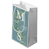 Monogram Eucalyptus Sage Wedding Favor Gift Bag Klein Cadeauzakje (Achterkant Gekanteld)