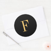 Monogram F goudkleurig op zwarte achtergrond Ronde Sticker (Envelop)