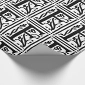 Monogram F Initiaal Black en White Floral Pattern Cadeaupapier (Hoek)