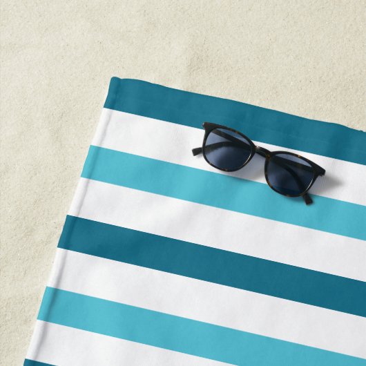 Monogram familienaam Aqua Blauw en Wit Gestreept Strandlaken (In situ)