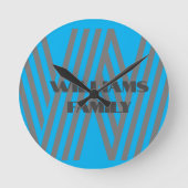 Monogram familienaam blauw grijs moderne wandklok (Voorkant)