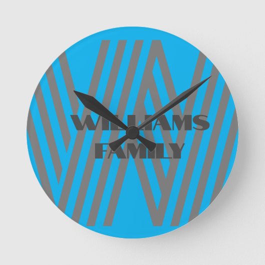 Monogram familienaam blauw grijs moderne wandklok (Voorkant)