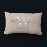 Monogram   familienaam Chique Script Keepsake Gift Kussen<br><div class="desc">Monogram familienaam Chique Script Keepsake Gift Beige Lumbar kussen. Klik op personaliseer deze sjabloon om deze snel en eenvoudig aan te passen met het monogram achternaam initiaal, familienaam en huwelijksdatum. Maakt een uniek mooi cadeau voor pasgetrouwden. Heerlijk voor hun nieuwe leven samen of voor uw huis. Monogram familienaam Chic Script...</div>