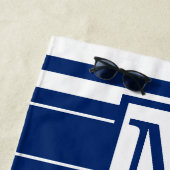 Monogram familienaam Navy Blue en White Striped Strandlaken (In situ)