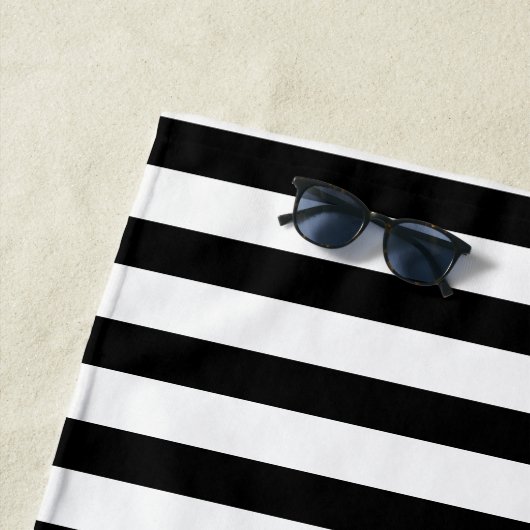 Monogram Familienaam Zwart Witte Cabana Stripe Strandlaken (In situ)