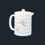 Monogram Fancy Roze Roses Blueberry Teapot Theepot<br><div class="desc">Monogram Fancy Roses Blueberry Teapot. Fancy bloemmonogram met rozen en bosbessen. Zeer  en vrolijk,  met licht Victoriaans of schitterende blik en gevoel. Kleurpasta: roze,  blauw,  groen. Lichtblauwe strepen. Roze en gouden monogram (goud is niet echt goud,  maar kleur).</div>