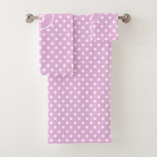 Monogram Fifties Retro Polka Dots on Soft roze Bad Handdoek (Insitu)
