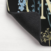 Monogram Floral Light Blue en Gold op zwart Muismat (Hoek)