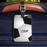 Monogram Football Voetbal Bagagelabel<br><div class="desc">Een geweldig football voetbal sportontwerp met een afbeelding dicht bij een voetbal met aanpasbare tekst voor uw monogram initialen. Ideaal voor de football fan of voetbalspeler. Andere kleurencombinaties zijn beschikbaar in onze winkel en wij verwelkomen douaneverzoeken, wij contacteren ons enkel door onze opslag GiftsBonanza voorafgaand aan aankoop en wij zullen...</div>