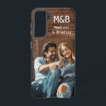 Monogram Foto Couple Wood Persoonlijke naam Samsung Galaxy Hoesje<br><div class="desc">Monogram Foto Couple Wood Persoonlijke naam Samsung Galaxy Hoesjes bevatten je favoriete foto met je persoonlijke namen en monogram op een houten accent. Perfect als cadeau voor man of vriendje voor verjaardag,  Kerstmis,  Valentijnsdag,  verjaardag en nog veel meer. Ontworpen door ©Evco Studio www.zazzle.com/store/evcostudio</div>