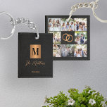 Monogram fotocollage sleutelhanger<br><div class="desc">Stijlvolle eigentijdse monogram initiaal en handtekening script familienaam gepersonaliseerde aangepaste 8 foto grid collage keepsake sleutelhanger met een faux metallic gouden koperen vierkant met initiaal letter aan een kant en 8 foto's met trouwringen aan de achterkant over een elegante zwarte lederen achtige (GEDRUKTE TEXTUUR) achtergrond.</div>