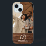 Monogram Fotohout Grain Timber Persoonlijke naam iPhone 15 Case<br><div class="desc">Monogram Photo Wood Grain Timber Personalized Name iPhone 15 Hoesjes bevat uw favoriete foto met uw persoonlijke naam en monogram op een houten accent. Personaliseer door de tekst in de tekstvakken te bewerken. Ontworpen door ©Evco Studio www.zazzle.com/store/evcostudio</div>