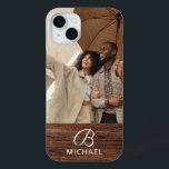 Monogram Fotohout Grain Timber Persoonlijke naam iPhone 15 Mini Hoesje<br><div class="desc">Monogram Photo Wood Grain Timber Personalized Name iPhone 15 Plus Hoesjes bevat uw favoriete foto met uw persoonlijke naam en monogram op een houten accent. Personaliseer door de tekst in de tekstvakken te bewerken. Ontworpen door ©Evco Studio www.zazzle.com/store/evcostudio</div>