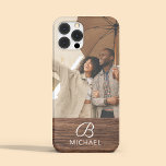 Monogram Fotohout Grain Timber Persoonlijke naam iPhone 15 Pro Max Hoesje<br><div class="desc">Monogram Photo Wood Grain Timber Personalized Name iPhone 15 Pro Max Hoesjes bevat uw favoriete foto met uw persoonlijke naam en monogram op een houten accent. Personaliseer door de tekst in de tekstvakken te bewerken. Ontworpen door ©Evco Studio www.zazzle.com/store/evcostudio</div>