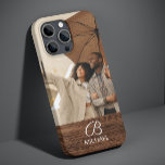 Monogram Fotohout Grain Timber Persoonlijke naam Case-Mate iPhone Case<br><div class="desc">De iPhone-draagtassen van Monogram Foto Hout Grain Timber Persoonlijke Naam voorzien van uw favoriete foto met uw gepersonaliseerde naam en monogram op een houten accent. Personaliseer door de tekst in de verstrekte tekstvakjes uit te geven. Ontworpen door ©Evco Studio www.zazzle.com/store/evcostudio</div>