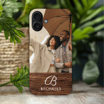 Monogram Fotohout Grain Timber Persoonlijke naam iPhone 16 Plus Hoesje<br><div class="desc">De iPhone-draagtassen van Monogram Foto Hout Grain Timber Persoonlijke Naam voorzien van uw favoriete foto met uw gepersonaliseerde naam en monogram op een houten accent. Personaliseer door de tekst in de verstrekte tekstvakjes uit te geven. Ontworpen door ©Evco Studio www.zazzle.com/store/evcostudio</div>